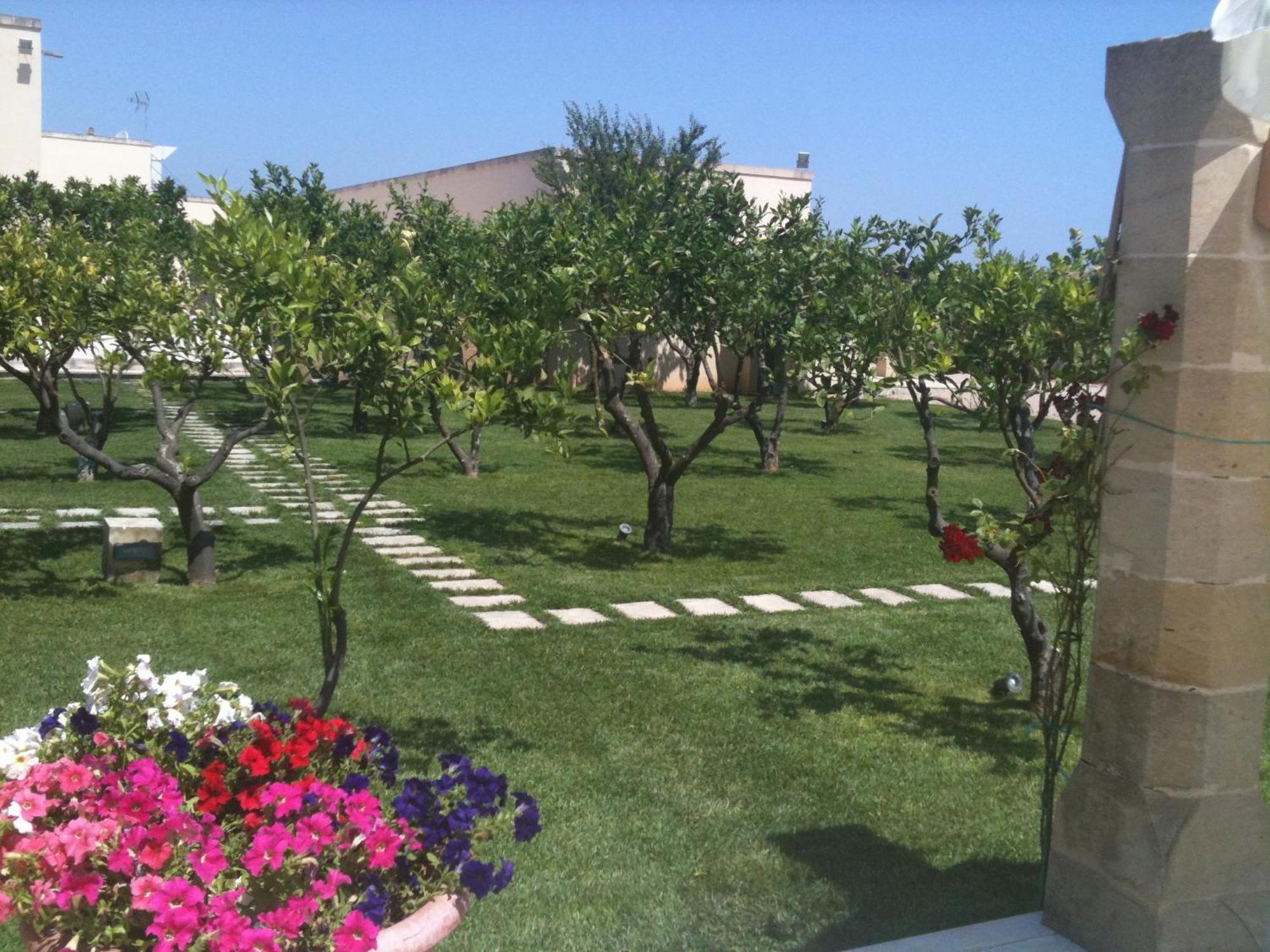 Masseria Li Campi Hotel Cavallino di Lecce Exterior photo